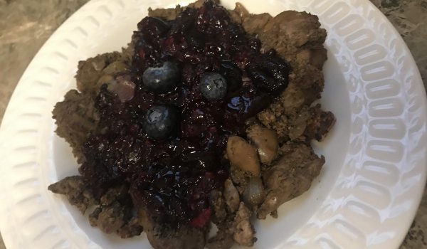 Пилешки дробчета със сос от боровинки и къпини