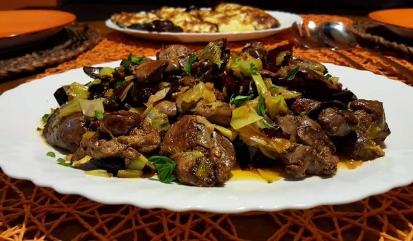 Пилешки дробчета със сухи чушки и праз лук