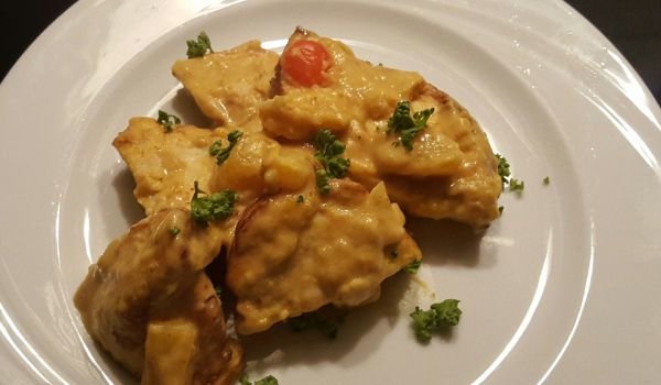 Пилешки филенца с ананас и къри сос