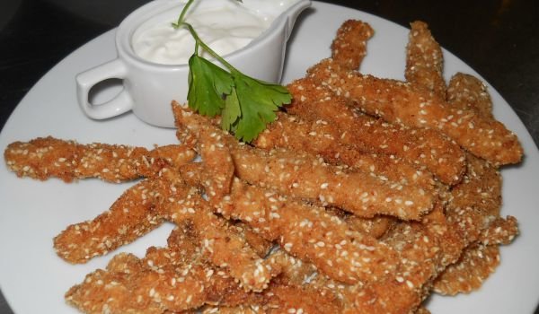 Пилешки флейки със сусам и чеснов сос