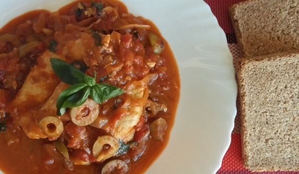 Пилешки гърди с доматен сос и зелени маслини
