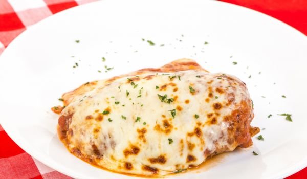 Пилешки гърди с пармезан и моцарела