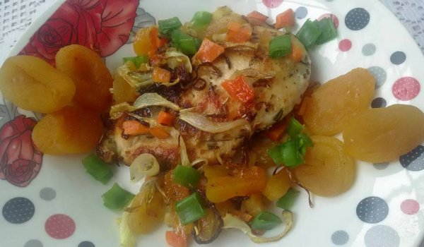 Пилешки гърди със сушени кайсии и кориандър