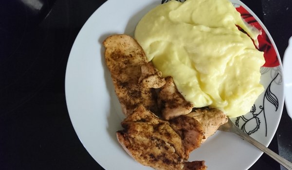 Пилешки гърди върху канапе от картофено пюре