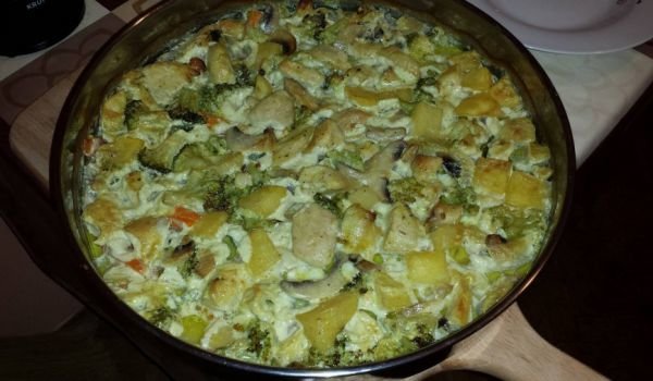 Пилешки хапки със сметана, броколи и картофки на фурна