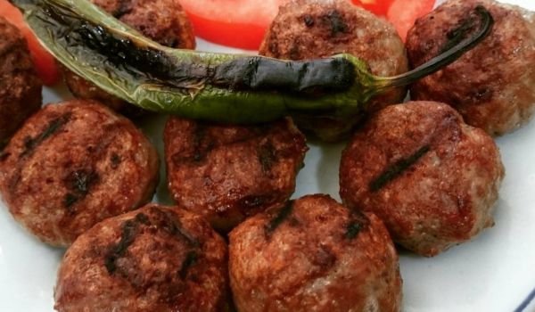 Пилешки кюфтенца на скара