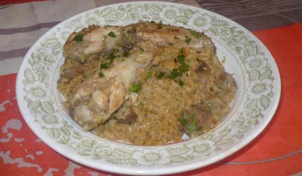 Пилешки крилца с булгур и гъби