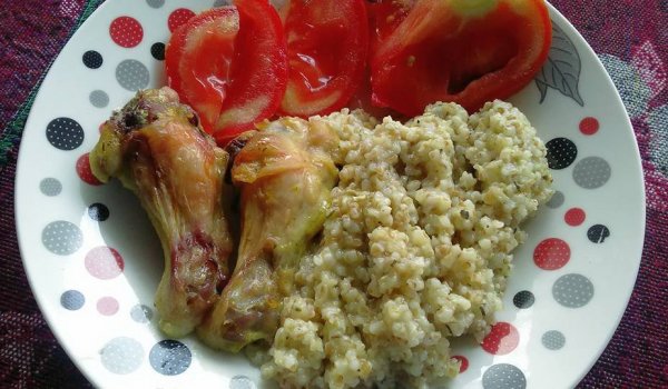 Пилешки крилца с булгур