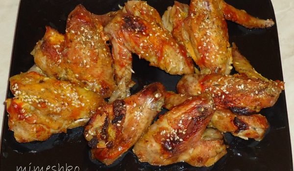 Пилешки крилца с мащерка и сусам