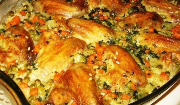Пилешки крилца с пъстър ориз