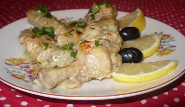 Пилешки крилца в изкушаващ бял сос