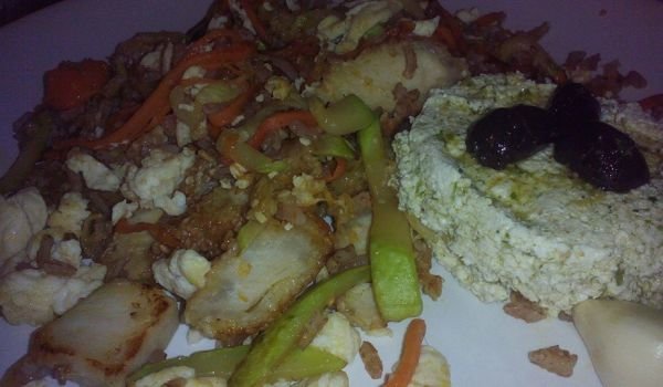 Пилешки късчета с див ориз, зеленчуци и яйце