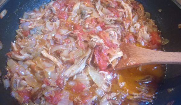Пилешки късчета с домати и лук