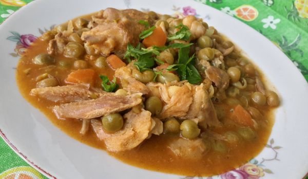 Пилешки късчета с грах