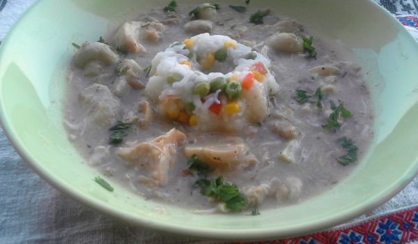Пилешки късчета с гъбен сос и ориз със зеленчуци