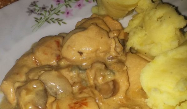 Пилешки късчета с гъби, синьо сирене и сметана