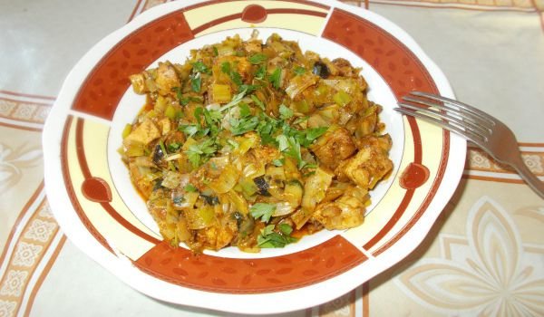 Пилешки късчета с праз и маслини