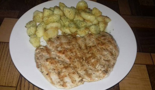 Пилешки пържоли на скара с картофи соте