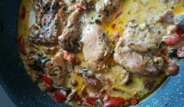 Пилешки пържоли от бут с гъби и сметана