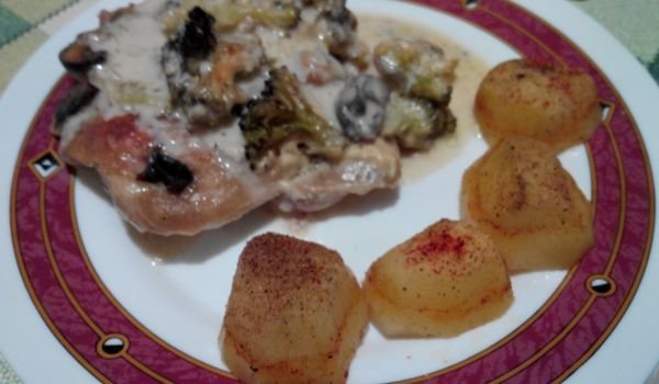 Пилешки пържоли с ароматен сос от гъби и броколи
