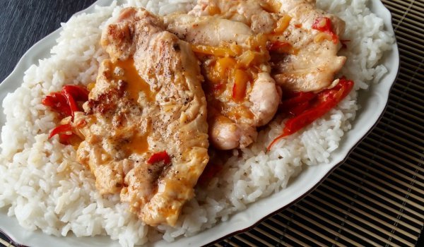 Пилешки пържоли с чушки и лук
