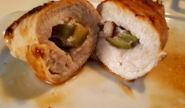Пилешки пържоли с гъби и кисели краставички