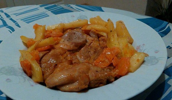 Пилешки пържоли с картофи и моркови в мултикукър