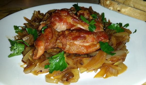 Пилешки пържолки с карамелизиран лук