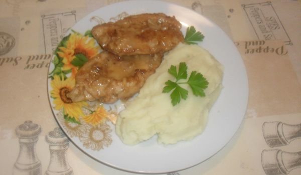 Пилешки пържолки със сос и картофено пюре