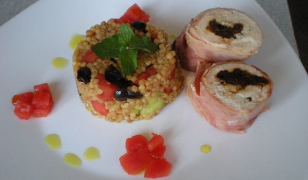 Пилешки ролета със сушени домати и кускус