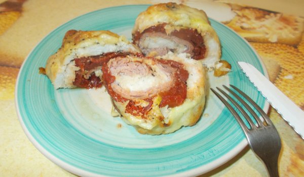 Пилешки рулца с червени чушки и шунка