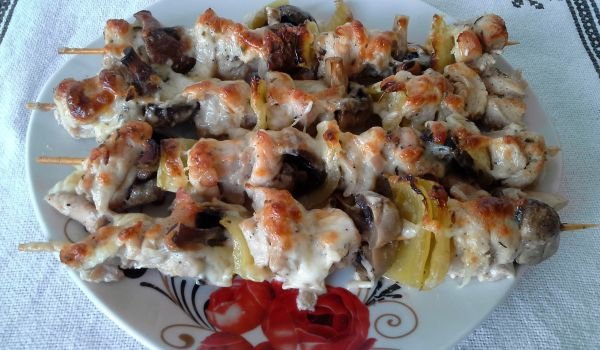 Пилешки шишчета с чушки и гъби на фурна