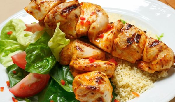 Пилешки шишчета с кускус