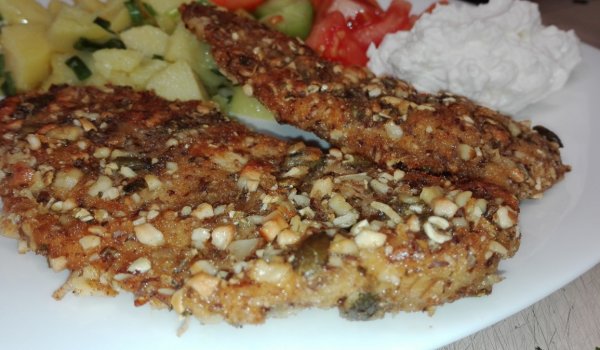 Пилешки шницел с хрупкава панировка от семена и ядки