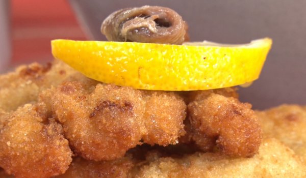 Пилешки шницел с пържени картофи и майонеза от авокадо
