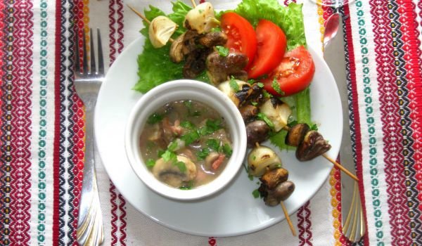 Пилешки сърчица на шиш, гарнирани със сос от гъби и бекон