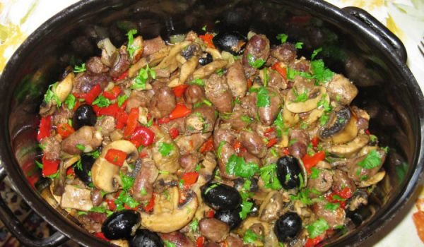 Пилешки сърчица с гъби и маслини