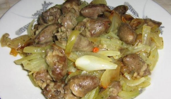 Пилешки сърчица с карамелизиран лук