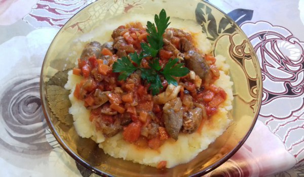 Пилешки сърчица със зеленчуци и канапе от картофено пюре