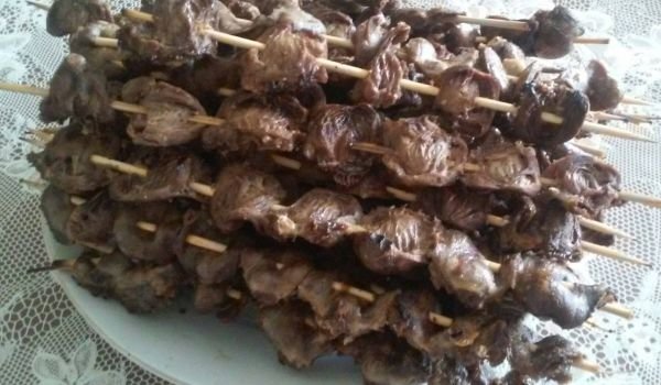 Пилешки сърца на шишче, печени на скара