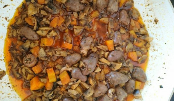 Пилешки сърца с гъби и лук