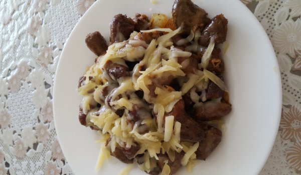 Пилешки сърца с кашкавал и лук