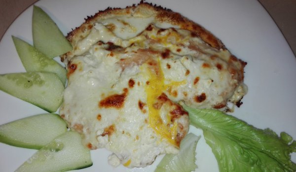 Пилешко филе с яйце и сирена