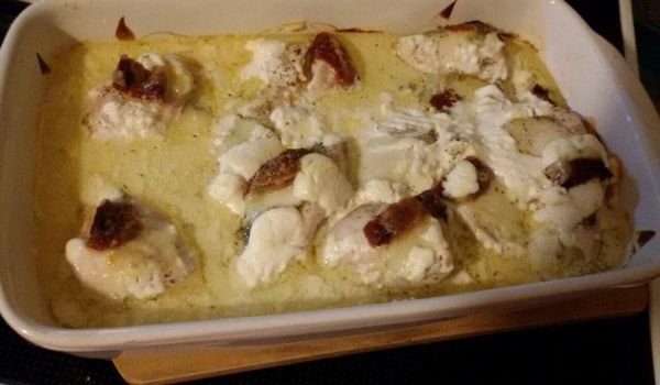 Пилешко филе със сушени домати, моцарела и босилек