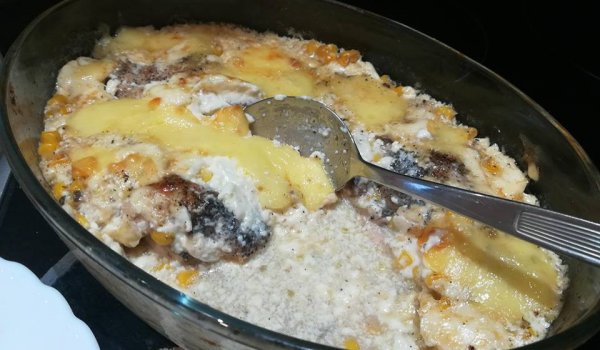 Пилешко месо с царевица, майонеза и кашкавал