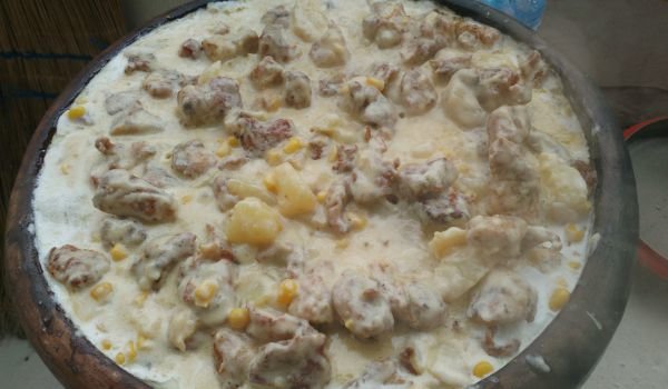 Пилешко на сач с картофи и царевица
