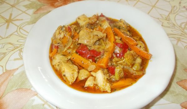 Пилешко с зеленчуци в чугунена тенджера