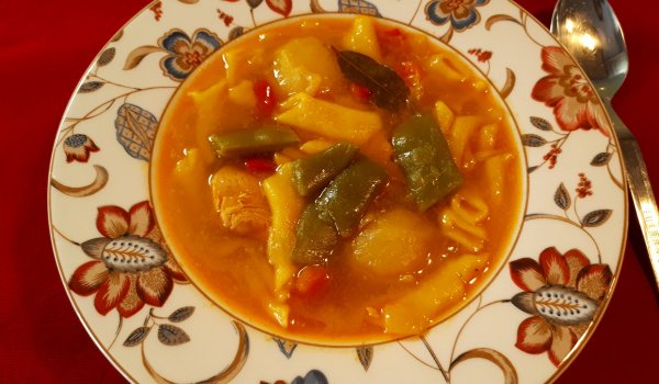 Пилешко варено със зеленчуци и макарони