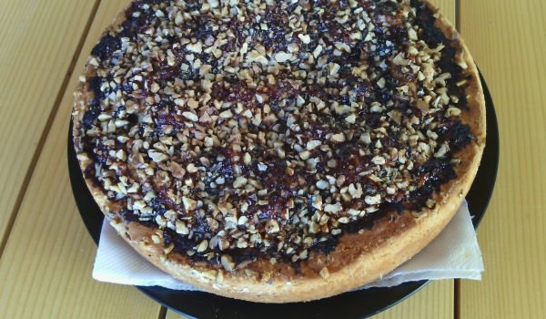 Пирог със сладко от сливи и орехи