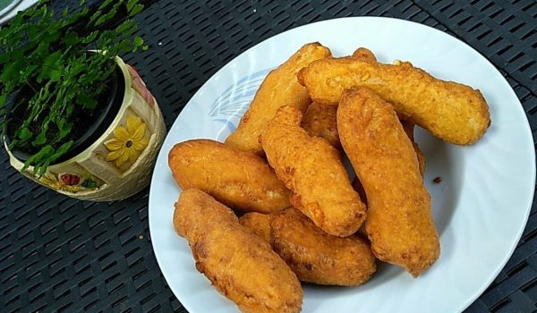 Пирожки с плънка от яйца, сирене и колбас